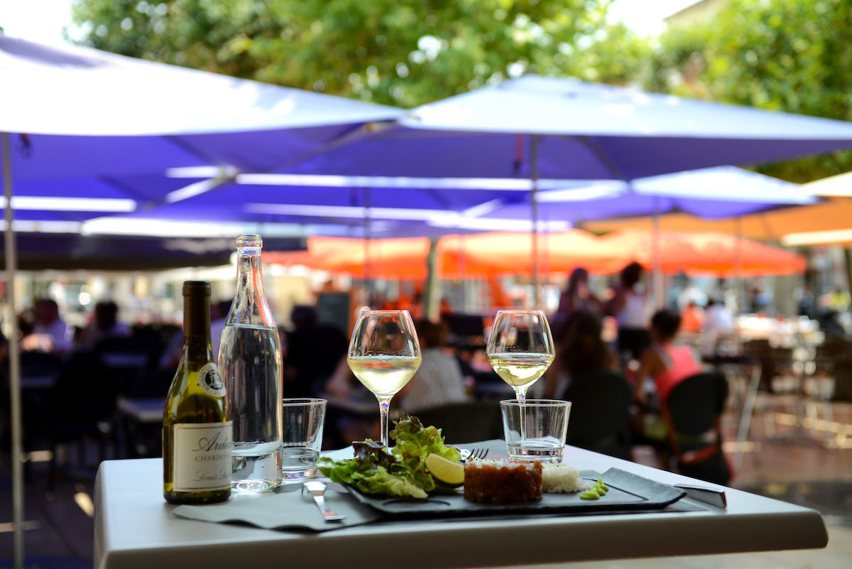 Terrasse ouverte sur la place des Clercs.
